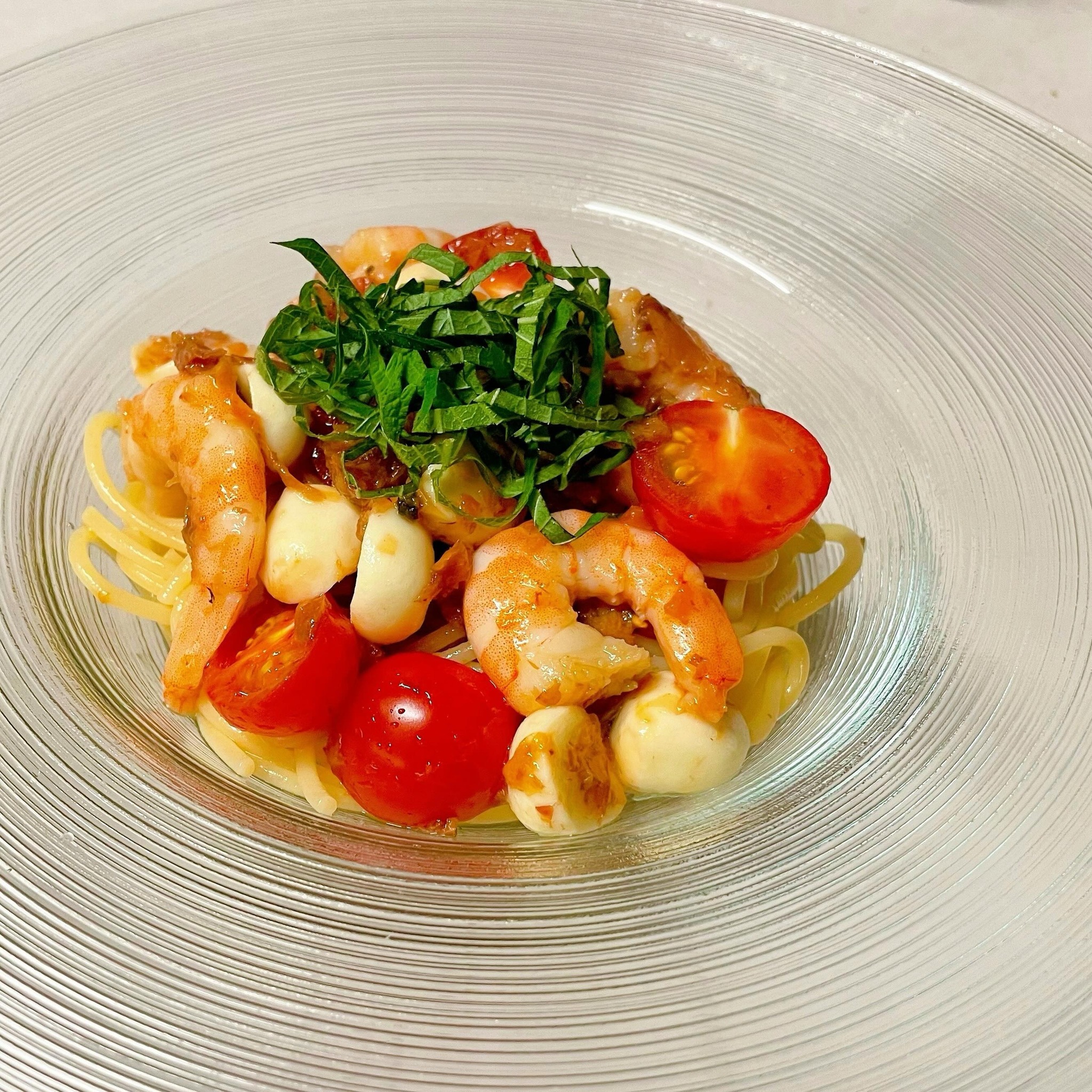 ぷりっぷりエビとミニトマトモッツァレラチーズの梅ぇ〜冷製パスタ暑くなってきたこの季節にサッパリ梅が爽やかな冷製パスタです！昆布しょうゆとカツオ節の和風が人気！